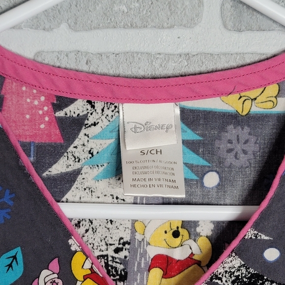 Disney Winnie-the-Pooh and Gang Winter Themed Scrubs Medical Women's Size S - Picture 4 of 11